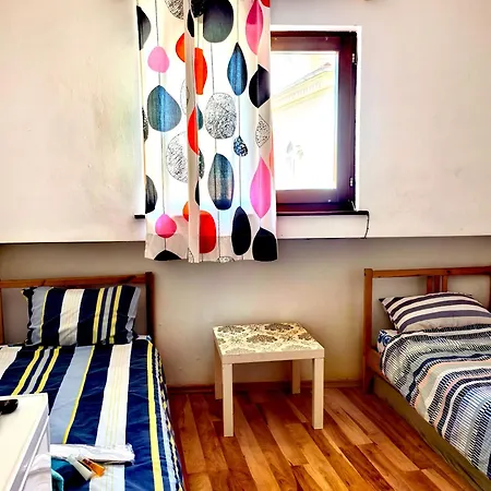 4 Guest house *